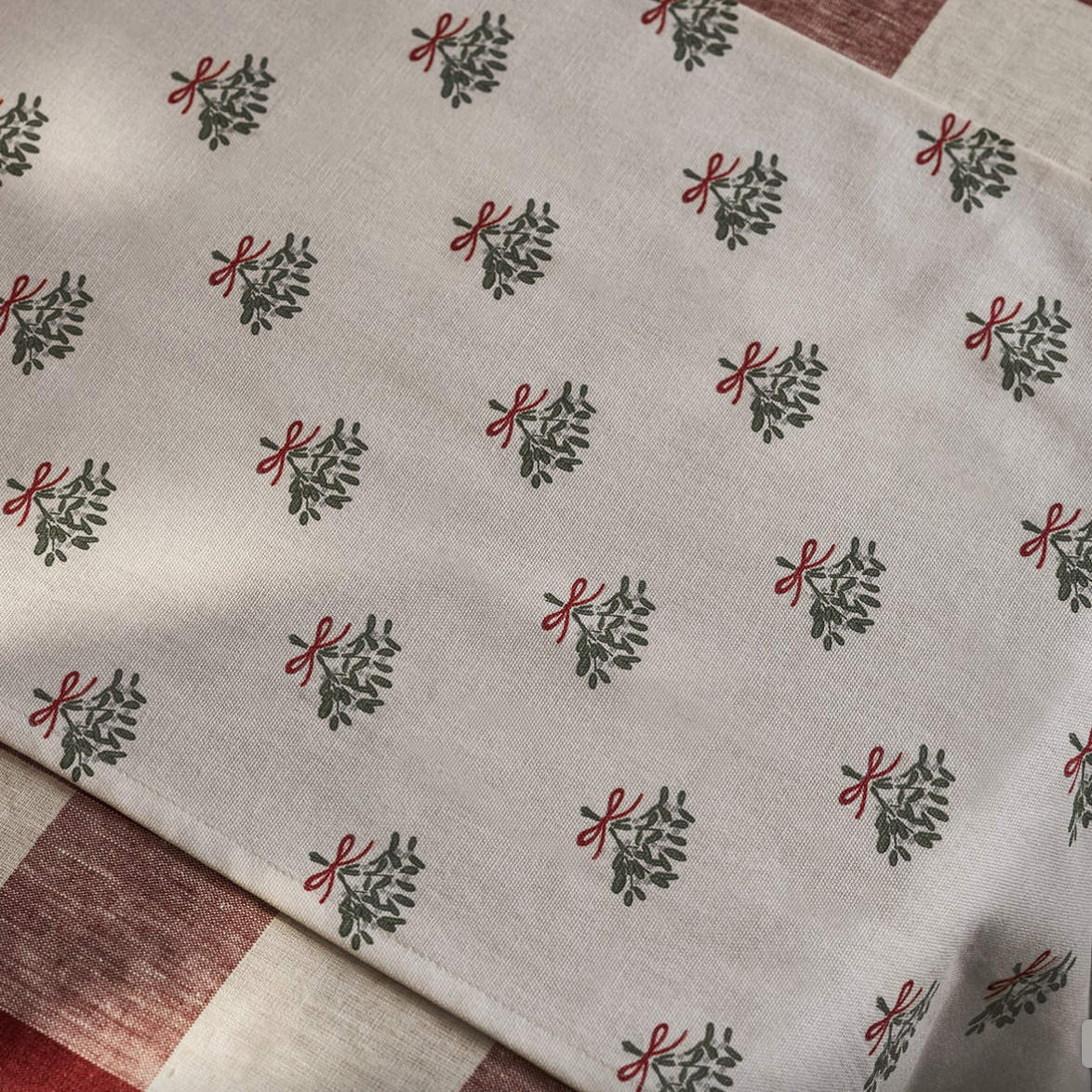 Mistletoe Table Runner